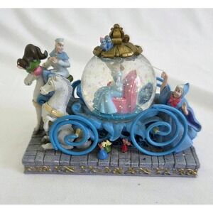 2001 Walt Disney World Snow Globe, Cinderella & Prince on Horse Drawn Carriage